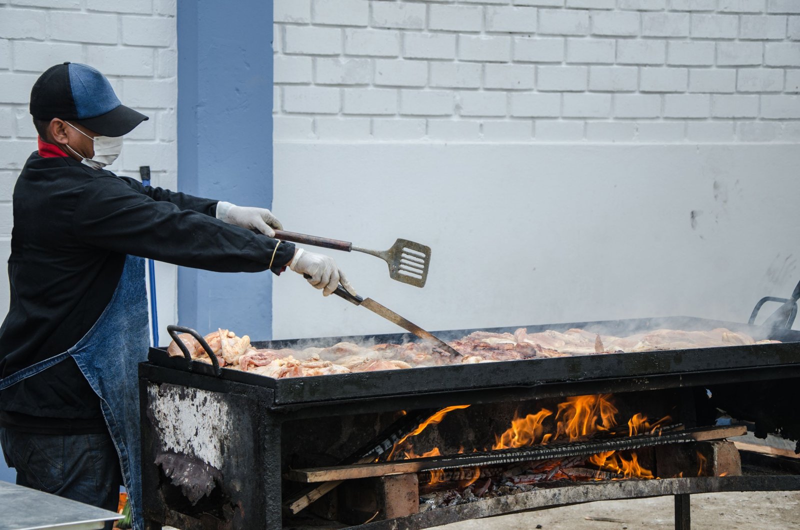 Mobile hibachi catering brings authentic Japanese grilling and entertainment directly to a family celebration.